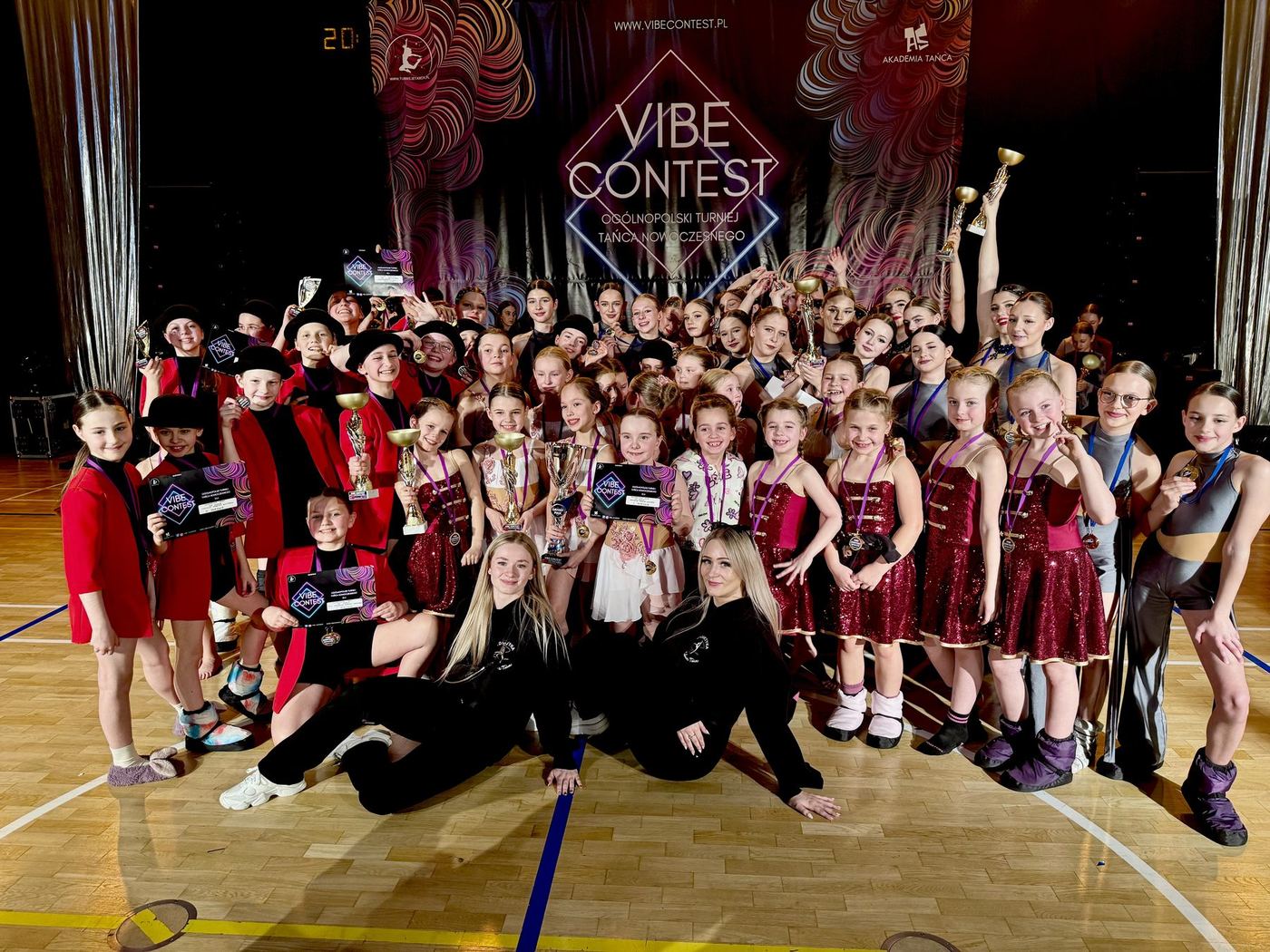 Zespół Akademii Tańca DYDAKTYKA z pucharami i medalami na turnieju Vibe Contest
